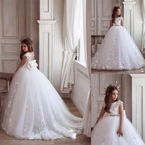 2020 Vit Tulle Flower Girl Dresses Lace Appliques Open Back Girls Pagant Klänningar Med Crystal Bow Sash Kids Birthday Party Dress