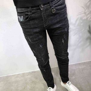 Hot Sell 2021 Mäns Modebyxor Vår Nya Slim Cowboy Byxor Man Koreanska Tonåringar Skrapa Penna Black Denim Jeans G0104