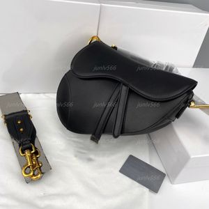 5A handväska sadelväska högkvalitativ äkta läder med remspackar designer väskor plånbok magnetiska metallhänge topp axelväskor kvinnor korsbodi handväskor