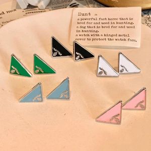 2023 Retro Stud Luxury Letter Earring Fashion Designer Jewelry 8 Color Ear Stud For Women Lady Gift all'ingrosso