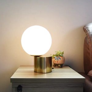 Moderna lyxiga sängbordslampor Creative Designer Metal Base Glass Ball Light Bedroom Study Desk Lamp