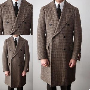 イギリス風の男性スーツの千鳥格子の習慣の風化器二重胸のタキシードピークの尖ったラペルブレザービジネスロングコート