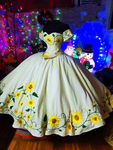 Vintage Ayçiçeği Işlemeli Quinceanera Elbiseler Charro Meksika Tarzı Kapalı Omuz Korse Tatlı 16 Elbise Balo Kabarık 15 Yıl Brithday Parti Abiye Balo