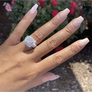 ラグジュアリー925スターリングシルバー舗装4ピースプリンセスカットソナダイヤモンド結婚指輪女性シミュレートPlatinumジュエリーガールギフト220216