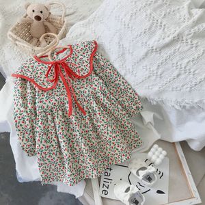 Flickklänningar elegant småbarn barnkläder vår sommar blommig klänning söt tryck bomullsutrustning 2-7t prinsessablomma