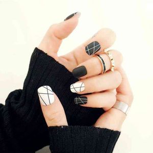 False Nails New 24 Pieces Short Fake Sticker Matte Black and White Line Girl 3d Diy Fashion Style Plastic Art Nail Tips with Glue Gel 220225