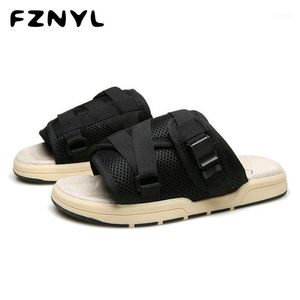 FZNYL 2020 nya tofflor män mesh andningsbara utomhus strand glidor tjockna yttersula, glidande flip flops sandaler sommar mens skor1