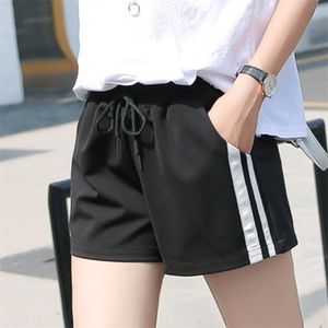 Sommar randig svart vit shorts kvinnor plus storlek elastisk midja lösa heta koreanska shorts kvinnliga streetwear vild andningsbar kort t200701