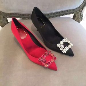 2023 Sapatos únicos dama de honra de sapatos de casamento diamantes fivelas quadradas saltos altos saltos finos e seda rasa