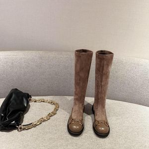 Heißer Verkauf – Designer-Damenstiefel in Kaffeebraun mit Metallschnalle, verziert mit Wildledernähten, niedrigem Absatz und hoher Qualität