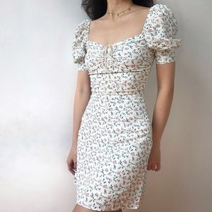 サマードレス 2021 レトロ自由奔放に生きる女性ネクタイネック花柄花柄ミニセクシーな白いドレスパフスリーブ韓国 Vestidos