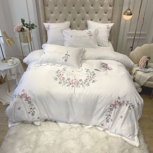 Chic Home Ricamo floreale Set biancheria da letto bianco rosa Set copripiumino in cotone satinato come seta Lenzuolo / lenzuolo con angoli Federe per cuscini T200706