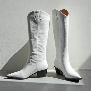 Yeni Güz Deri Kadınlar Siyah Beyaz Sürme Çizmeler Doku Yakışıklı Sivri Orta Topuk Diz-Hige Bayanlar Ayakkabı Slip-On Mujer Bombalar