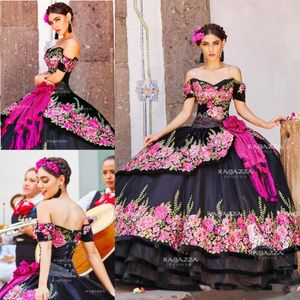 2021 Svart Mexikansk Quinceanera Klänningar från axeln Kortärmad broderi Prom Dress Vintage Tiered Corsetsweet 16 Pagant Party Gowns