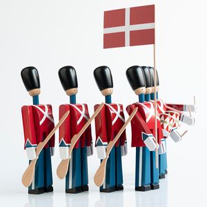 Nordic Soldado Dinamarquês Miniatura Miniatura Decoração Creative Home Decor Children's Modelo Fantoche Handmade Madeira Sólida T200703