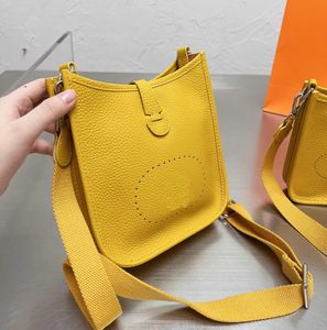 22SS Designer Shoulder Bag Fashion Letter Handväska Kvinnors lyxiga kors kropp Högkvalitativ Totes Väskor Två storlekar