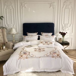 King Queen Size Conterter Cover Flat / Monterad sängplåt Ställ Grå Vit Chic Broderi 4PCS Luxury Faux Silk Cotton Bedding Sets 201119