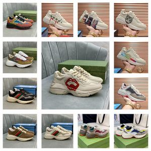 Neue niedrige Freizeitschuhe Rhyton Top Sneaker Stiefel Designer Plaid Muster Plattform Klassische Wildleder Leder Sport Skateboarding Schuhe Männer Frauen Sneakers mit Box