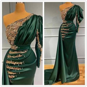 2022 Bezauberndes dunkelgrünes Meerjungfrau-Abendkleid aus Satin mit goldenen Spitzenapplikationen, Perlen, Perlen, One-Shoulder-Falten, lange formelle Anlässe-Kleider, Vestidos de Fiesta BC11382