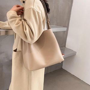 Çapraz vücut moda tasarımcısı PU deri omuz çantası büyük kapasiteli kadın çantalar ve çanta rahat bayanlar tote kadın siyah kova