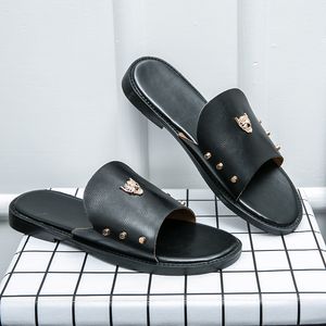 Män äkta läder tofflor platt komfort strand reglage tidvatten manlig rivet stud slipper non-slip svart mens casual spikes skor gummi stor storlek 38-48