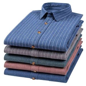 メンズ長袖カジュアルスリムフィットビジネス男性のドレスシャツの厚いワークシャツのための新しい100％コットン7xlストライプシャツ厚いワークシャツ男性服G0105