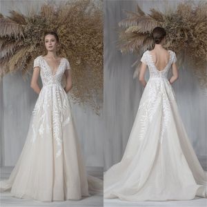New Arrival Suknie ślubne Sexy V Neck Leaf Appliqued Lace Ruched Tulle Suknie ślubne Sweep Pociąg Seksowne Backless Robes De Mariée Custom