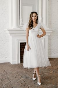 Semplice abito da sposa corto in tulle con scollo a V per la sposa 2022 Abiti estivi A Line Abiti da sposa sexy aperti sul retro Lunghezza tè Boho Beach