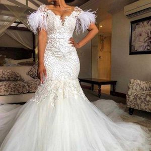 Abiti da sposa a sirena di lusso Cristalli con perline Piuma Illusione sexy Bottoni ricoperti Indietro Abito da sposa sexy con scollo a V profondo vestido de250C