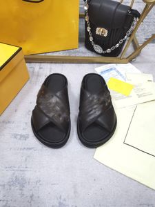 2022 Pantofole di lusso sexy da donna di design di alta qualità Piattaforma Sandali da spiaggia piatti estivi per il tempo libero Taglia 35-42 Con scatola