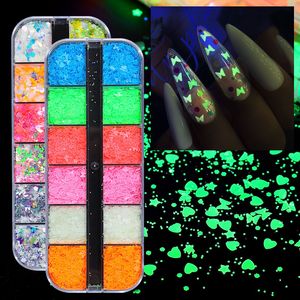 Aydınlık Kelebek Kalp Yıldızı Çeşitli Şekiller Nail Art Sequins Karanlıkta Glow Neon Tırnak Glitter Glowes DIY Manikür Süslemeleri