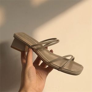 Glida på tofflor trendiga kvadratklackar vita kvinnor skor sommar mjuka eleganta band sandaler damer strand flip flops y200423