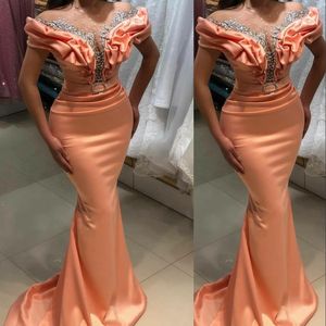 2022 Sexy Arabski Peach Syrenki Suknie Wieczorowe Klejnot Neck Illusion Cap Rękawy Silver Beaded Crystal Party Dresses Prom Suknie Sweep Pociąg