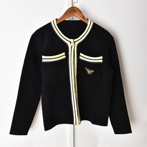 2021春長袖ラウンドネックブラックコントラストカラーニットポケット刺繍ショートセーター女性ファッションカーディガンセーターJ2316129