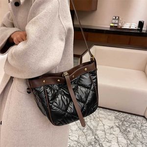 PU Quilted Soft Bucket bag Crossbody Shoulder Bags for Women Winter Padded Handbags and Purses Brand New Fashion shopping pocket retro style