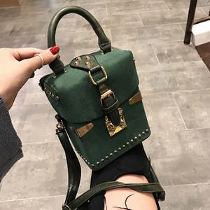リベットハンドバッグ 2020 スクエア女性バッグデザイナーショルダーメッセンジャーバッグボックスパッケージスクエアレディースハンドバッグ財布