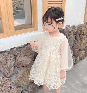 Mädchenkleider 2022 Blumenspitze Einjähriges Babymädchenkleid Niedliche Modelle mit langen Ärmeln Laufsteg Prinzessin Herbst