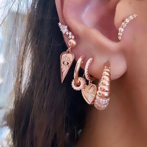 2021 Ny Anlände European Mode Kvinnor Smycken Rose Guldfärg Micro Pave Sparking White CZ Twist Hoop Earring Hög kvalitet