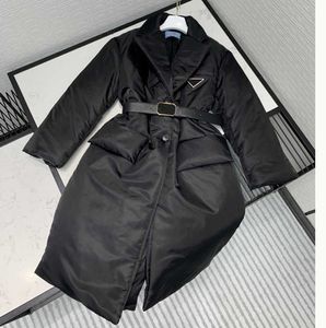 Women Designer Long Parkas Płaszcz z odwróconym trójkątnym trójkątem Kobiety Zimowe grube płaszcz Suitsblazers Styl Pas z paskiem Czarny kolor 36-40