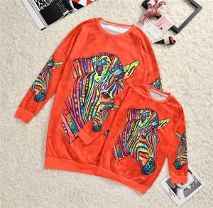 Familj Matchande Kläder Mamma och Mig Matchande Tröjor Nya Stilar Spring Barnkläder Mode Högkvalitativ Tecknad Söt Tryckta Sweatshirts