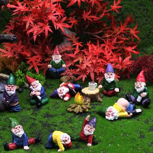 12pc / set Mini Fairy Garden Drunk Yoga Gnomes Miniatyr Ornament Set Dwarf Bonfire Statyer Blomsterpot Garden Decor Accessoarer 220212
