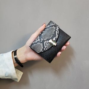 Hot Sale 2020Designer Nya Stitching Snake Mönster Plånbok Små handväska Kvinnor Kort europeisk och Vacker Kvinnor Plånbok Mode Tre Fold