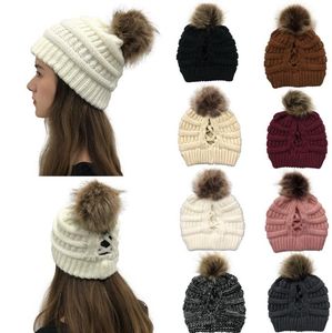 Pompom Ponytail 모자 여성 니트 비아 모자 모직 Crotchet 두개골 모자 야외 따뜻한 보닛 따뜻한 큰 여자 겨울 액세서리 DW6140