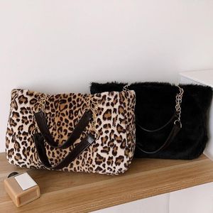 Faux päls stor kapacitet leopard crossbody väska kvinnor 2020 vinter plysch axel messenger väska damer varm handväska flicka