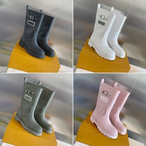 2023 Moda Yağmur Boot Tonle Studs oyulmuş mektup baskı ayakkabı kadın bölgesi düz yarım nubuck deri kısa botlar üst tasarımcı bayanlar