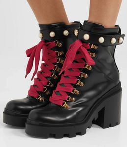 2023 Designer Luxury Winter Lady Ankle Boots Chunky Combat Boots Chunky Cleated Rubber Sules Stripe Strap Martin Combat Boasties