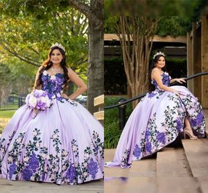 2021 Lilac緑の紫色の刺繍Quinceaneraのドレスボールガウンの甘い16ドレスのための女性のストラップレスレースアップの花卒業形式のドレ