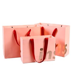 Borsa da trasporto riciclata Borsa stampata con logo personalizzato Borsa per la spesa in carta rosa con finitura opaca con manico in nastro di grosgrain