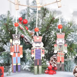 Juldekorationer Creative Painting Lovely Walnut Soldiers Twine Färgglada Trä Julgran Ornament Små Hängsmycke Gifts Partihandel