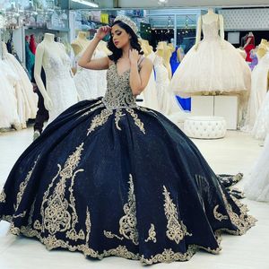 Sparkly Navy Blue Blue Webered Cquinceanera выпускные платья с Wrap V-шеей сладкий 15 маскарад золотые кружевные аппликационные платья